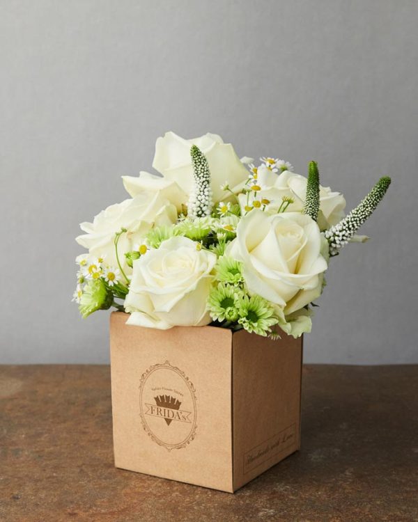 Box Candido è un piccolo bouquet di fiori freschi, tonalità del bianco