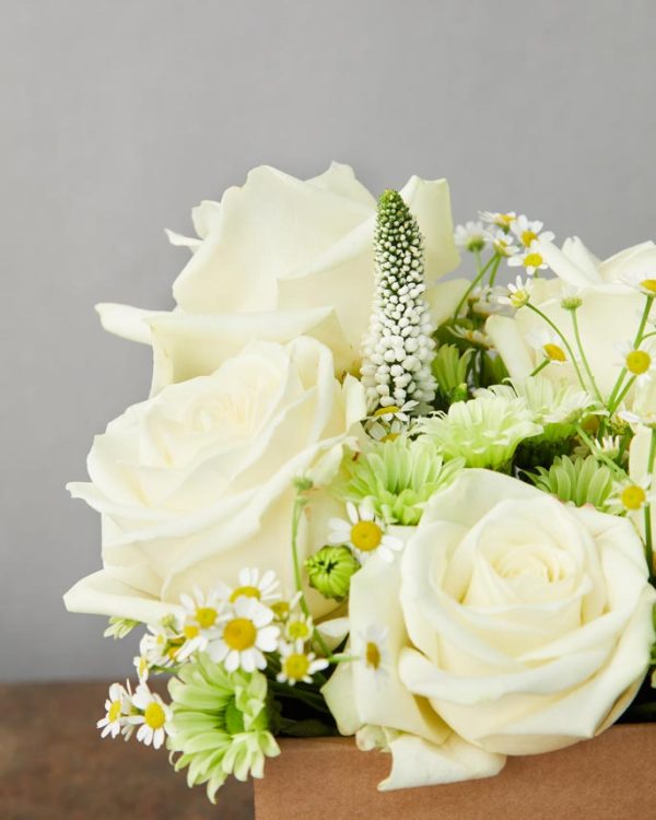 Box Candido piccolo bouquet di fiori freschi, tonalità del bianco