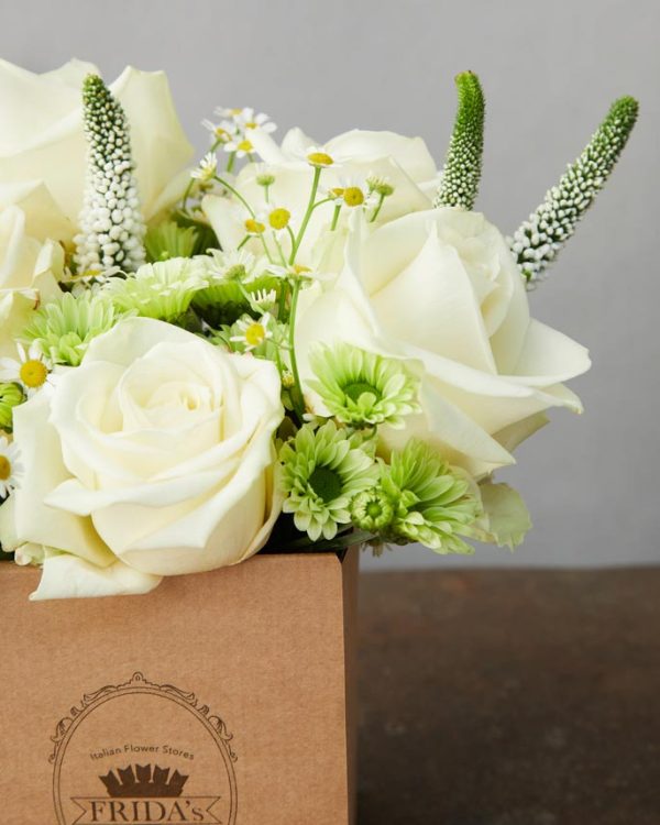 Box Candido dettaglio di rose bianche, camomilla, margheritine verdi e veronica bianca