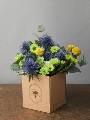 Box Frizzante è un piccolo bouquet di fiori freschi, tonalità vivaci del blu e del verde