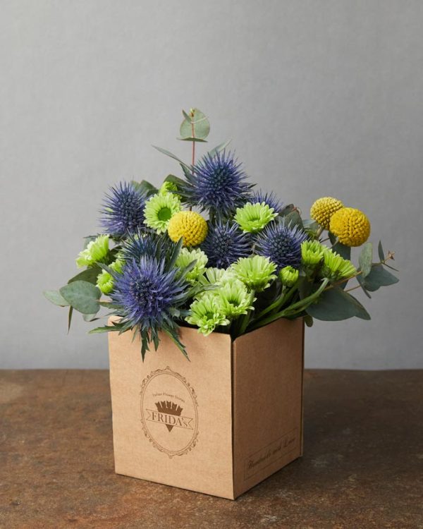 Box Frizzante è un piccolo bouquet di fiori freschi, tonalità vivaci del blu e del verde