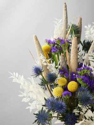 Bouquet Notte Stellata ruscus bianco, craspedia, eryngium, statice viola e babala