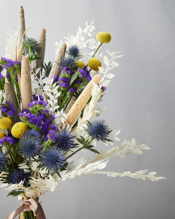 Bouquet Notte Stellata dettaglio di fiori secchi ruscus bianco, craspedia, eryngium, statice viola e babala