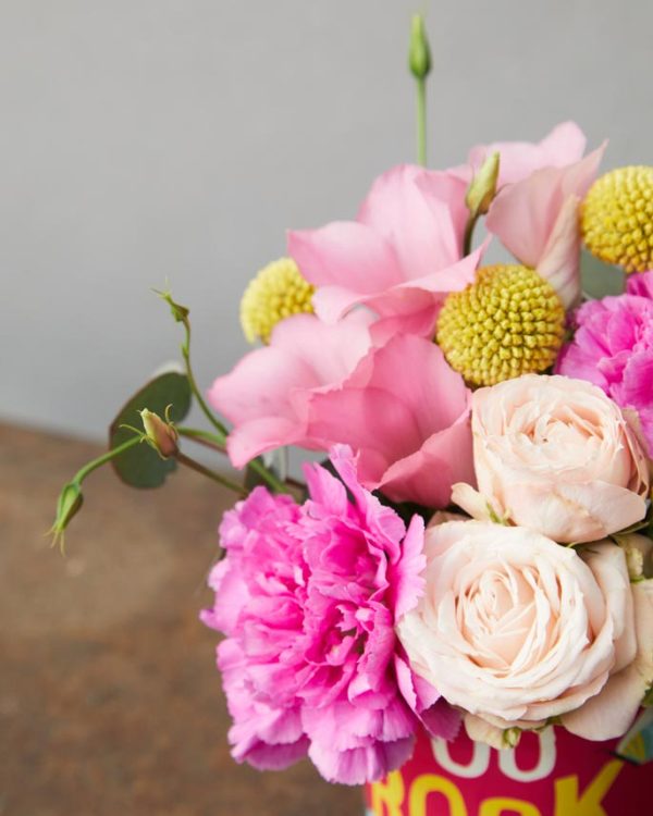 Sushi You Rock Mum dettaglio di garofani fucsia, roselline chiare, lisianthus rosa e craspedia