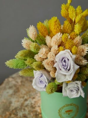 Cappelliera Mini Girotondo rose stabilizzate lilla, falaris bianco, giallo, verde, craspedia colorata