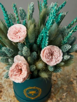 Cappelliera Min Quarzo rose stabilizzate rosa, phalaris azzurro, lagurus, spighe verdi