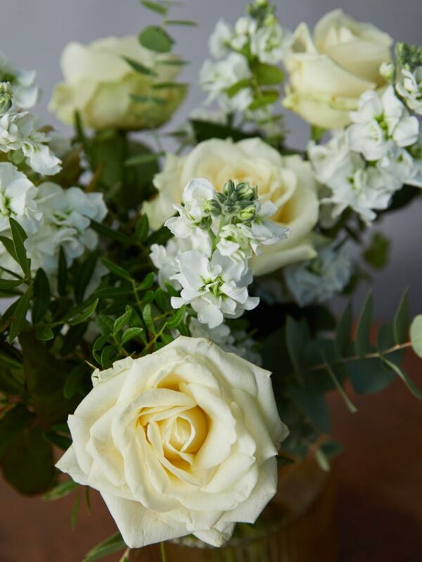 Bouquet Pure mazzo di fiori con violaciocca bianca e rose bianche