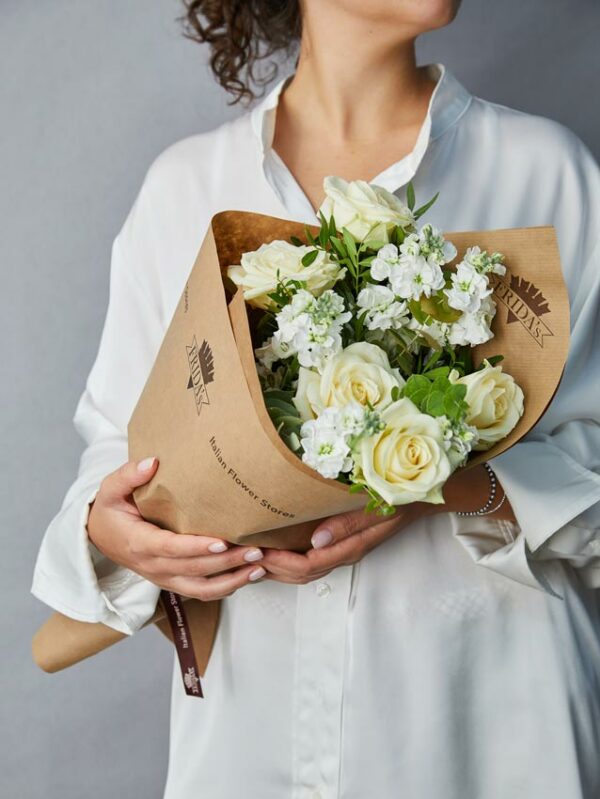 Ragazza che tiene in mano Bouquet Pure mazzo di fiori con e rose bianche e violaciocca bianca