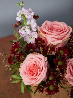 Box Romantico dettaglio di rosa rosa e margheritine bordeaux