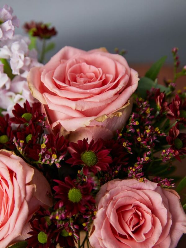 Box Romantico dettaglio di rosa rosa e margheritine bordeaux