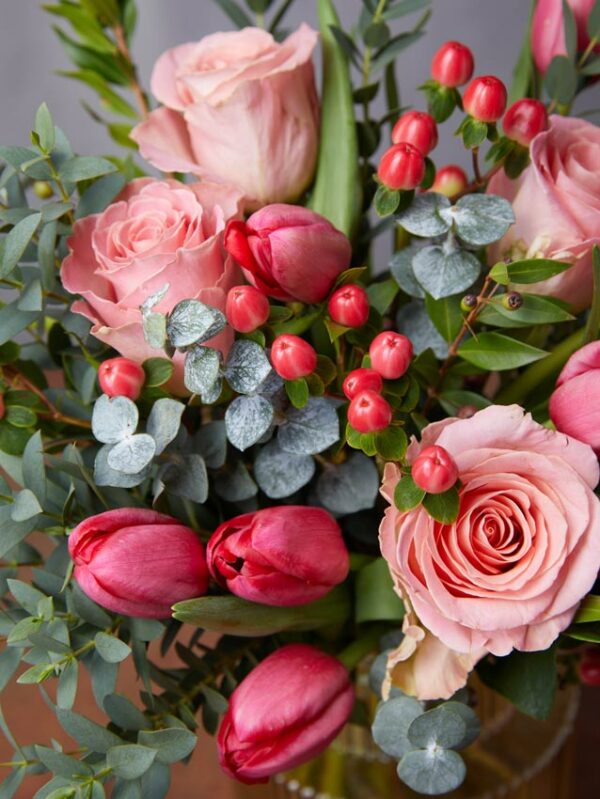 Bouquet Ginevra, tulipani rossi, rose rosa, iperico rosso e verde di stagione