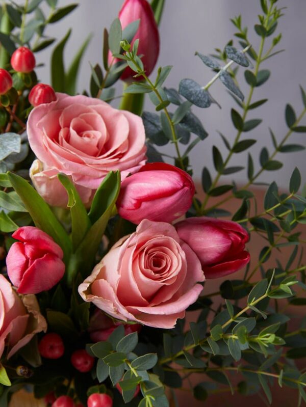 Bouquet Ginevra, tulipani rossi, rose rosa e verde di stagione
