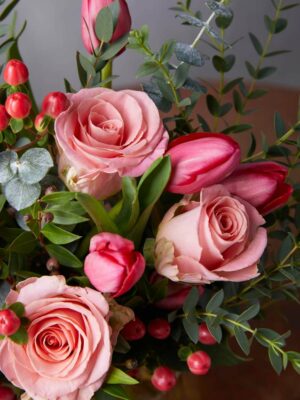 Bouquet Ginevra, tulipani rossi, rose rosa, iperico rosso e verde di stagione