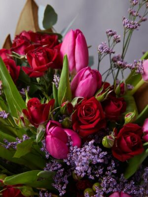 Bouquet Praga tulipani fucsia, rose ramificate rosse, limonium viola e verde di stagione