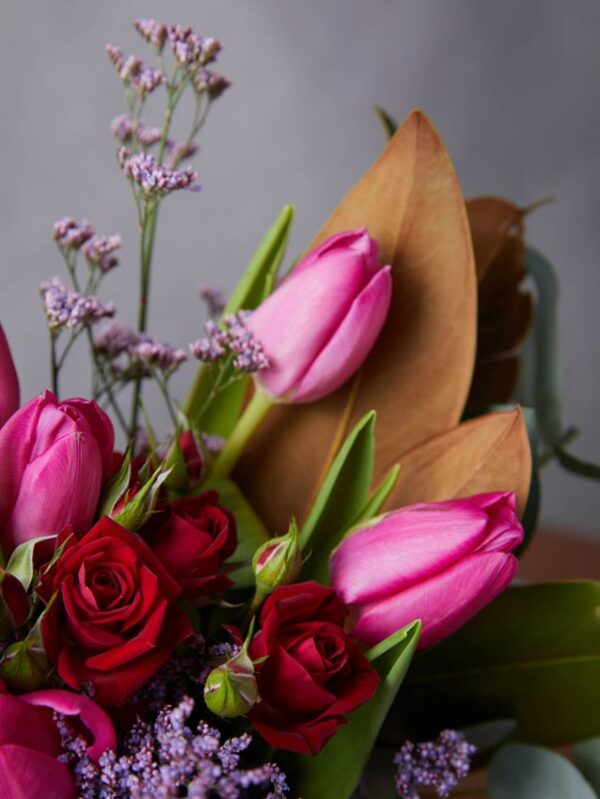 Bouquet Praga tulipani fucsia, rose ramificate rosse e limonium viola