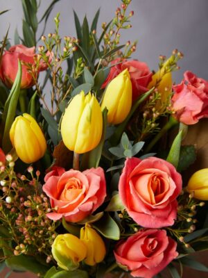 Bouquet Valencia tulipani gialli, rose arancio e verde di stagione