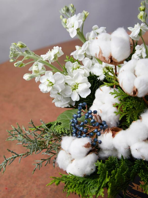 Cappelliera Winter Luxury fiori di cotone, violaciocca bianca e conifere