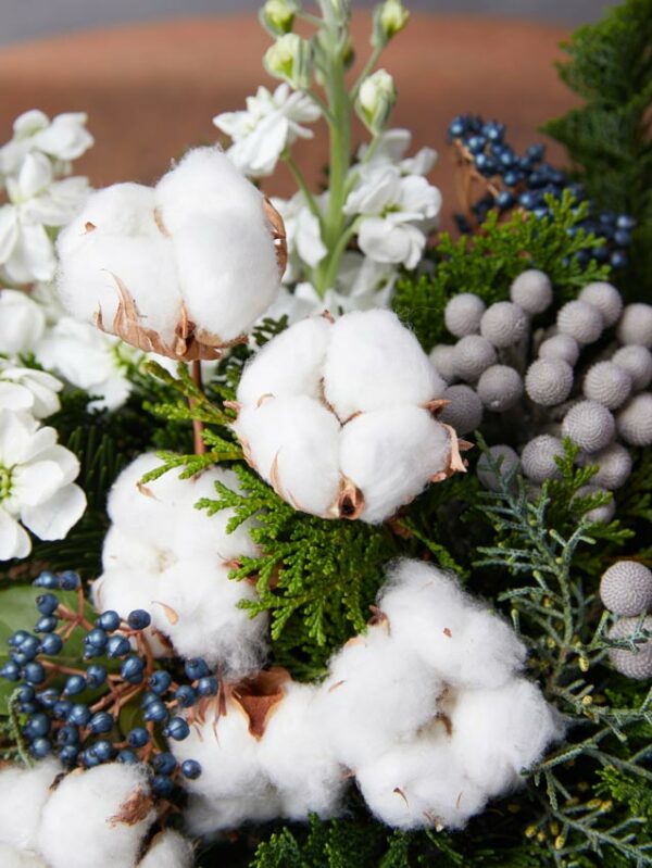 Cappelliera Winter Luxury fiori di cotone, brumia grigia, viburno e conifere