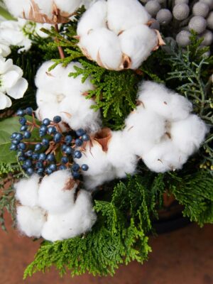 Cappelliera Winter Luxury fiori di cotone, brumia grigia, viburno e conifere