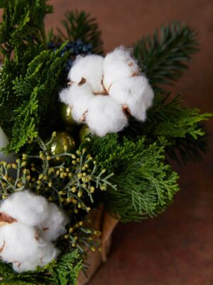 Centrotavola Bianco Natale, conifere e fiori di cotone