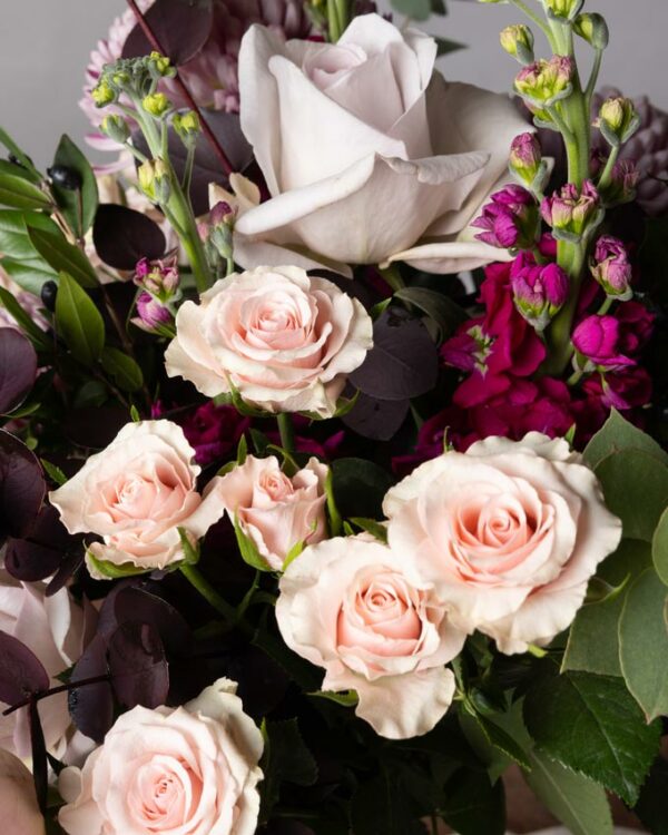 Roselline ramificate chiare, violaciocca fucsia e verde di stagione nel bouquet di fiori Bouquet My Candy Love. Fiori da regalare a San Valentino