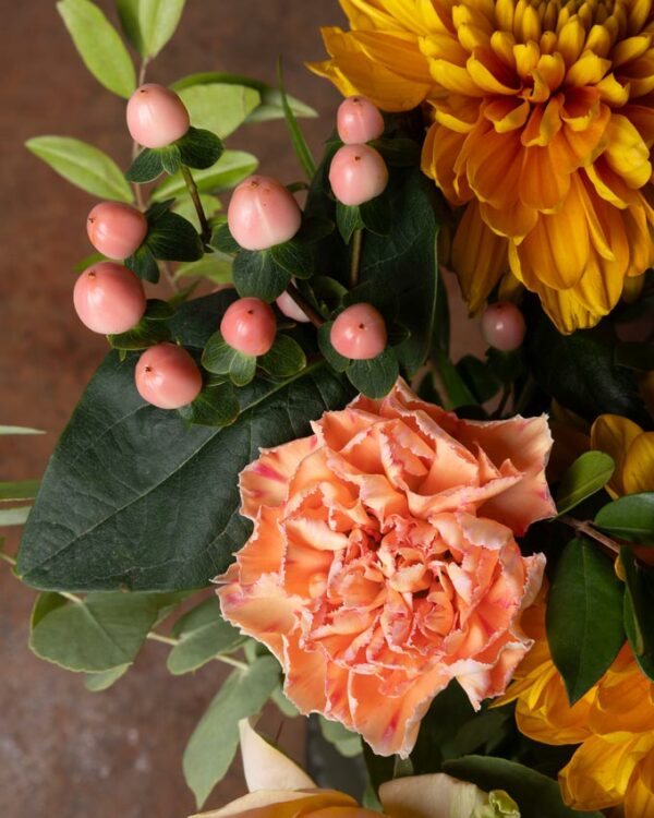 Garofano arancio, iperico rosa e verde di stagione nel bouquet di fiori Bouquet Tangerine