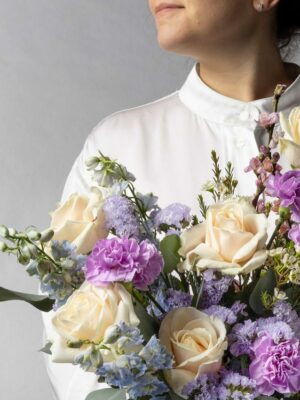 Bouquet Respiro di Primavera. Rose color burro, garofani lilla e fiori di pesco. Idea regalo per la festa della Donna, primavera, pasqua