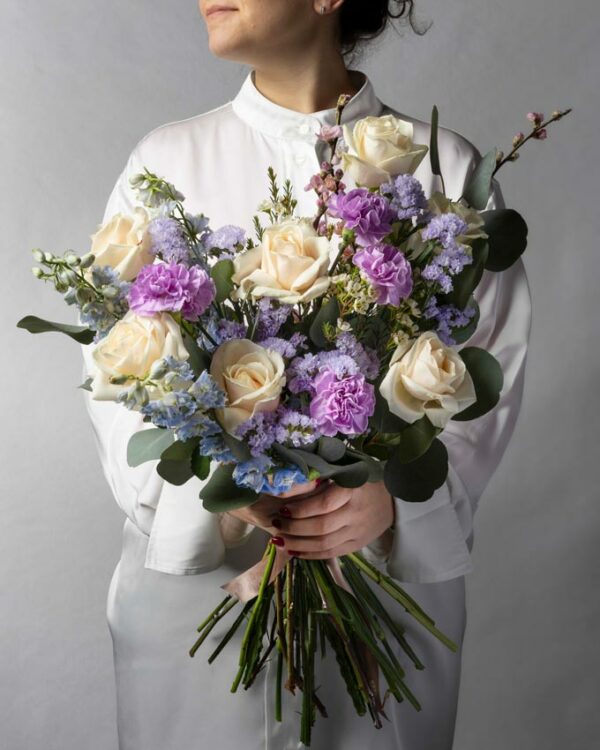 Cestino Cambridge, bouquet di fiori in un cestino di latta. Idea regalo per la feste della Donna, primavera, pasqua.