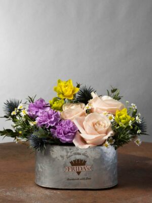 Cestino Cambridge, bouquet di fiori in un cestino di latta. Idea regalo per la festa della Donna, primavera, pasqua