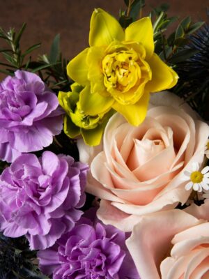 Cestino Cambridge, rose rosa, garofani lilla, narcisi gialli, camomilla. Idea regalo per la festa della Donna, primavera, pasqua