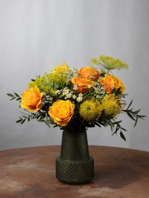 Bouquet Atene rose arancio, nutan gialli, camomilla e aneto. I colori della Primavera