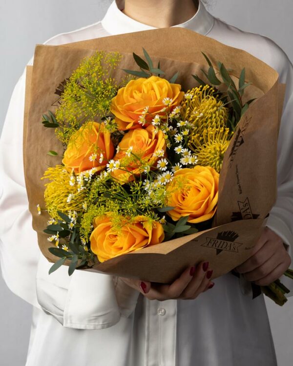Bouquet Atene rose arancio, nutan gialli, camomilla e aneto. Bouquet di fiori freschi con incarto frida's. I colori della Primavera