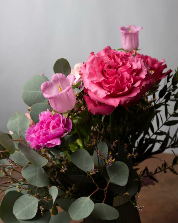 Bouquet Jaipur garofani rosa e fucsia, campanule rose e verde di stagione. I colori della Primavera