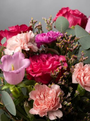 Bouquet Jaipur rose fucsia, garofani rosa e fucsia, campanule rose e limonium rosa. I colori della Primavera