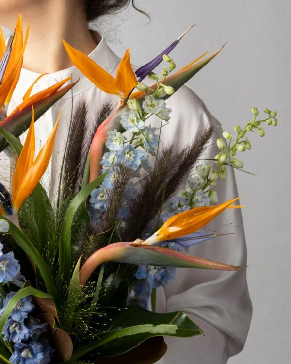 Bouquet Jungle, strelitzie, delphinium e pennisetum. I colori della Primavera