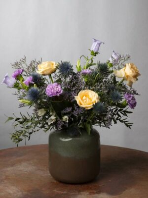 Bouquet Sweet Dreams rose pesca, garofani lilla, eryngium, limonium viola e campanule lilla. I colori della Primavera