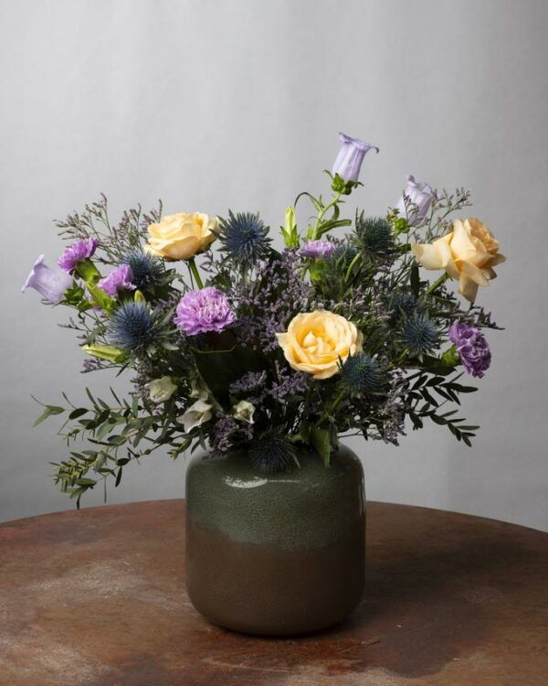 Bouquet Sweet Dreams rose pesca, garofani lilla, eryngium, limonium viola e campanule lilla. I colori della Primavera