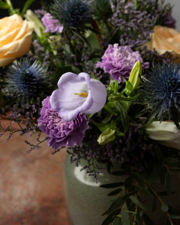 Bouquet Sweet Dreams dettaglio di campanula lilla. I colori della Primavera