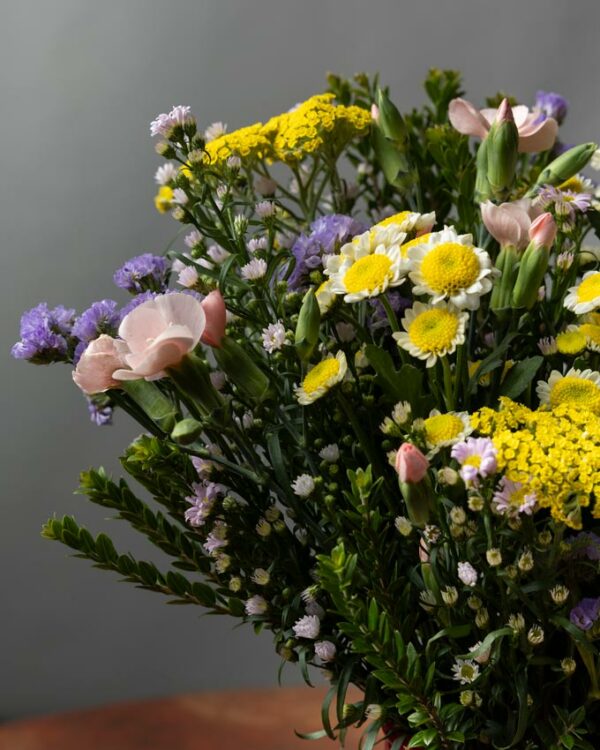 Bouquet Fiori di Campo, bouquet di crisantemini bianchi e gialli, achillea gialla, statice, lavanda, aster, solomio e verde di stagione