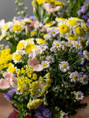 Bouquet Fiori di Campo, bouquet di crisantemini bianchi e gialli, achillea gialla, statice, lavanda, aster, solomio e verde di stagione