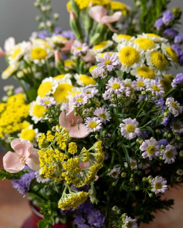 Bouquet Fiori di Campo, bouquet di crisantemini, achillea gialla, statice, lavanda, aster, solomio e verde di stagione