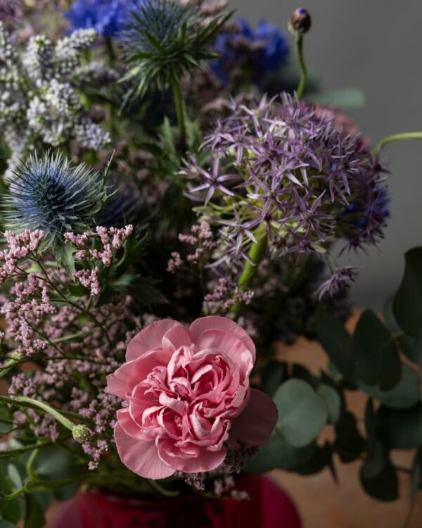 Bouquet Sweet Dreams, bouquet di allium, eryngium, solomio rosa e verde di stagione