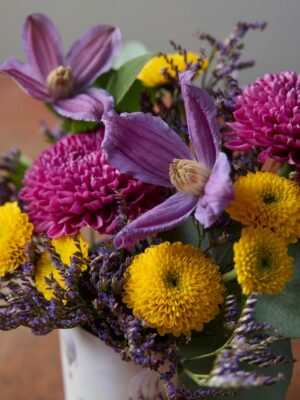 Sushi Soffio margheritoni viola, bottoncinigialli, clematis viola e limonium viola