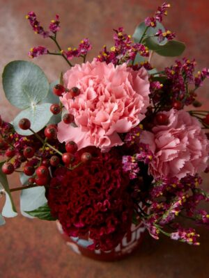 Sushi You Rock Mum composizione di garofano rosa, celosia crestata rossa, limonium fucsia e verde mix