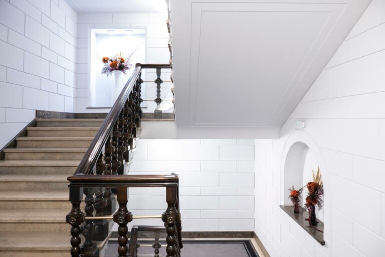 Scale con decorazioni floreali