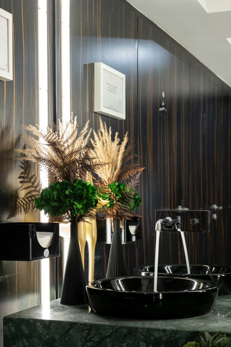 Fiori vicino a lavandino