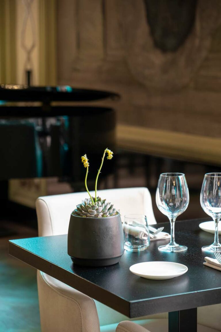 Allestimenti floreali in un tavolo