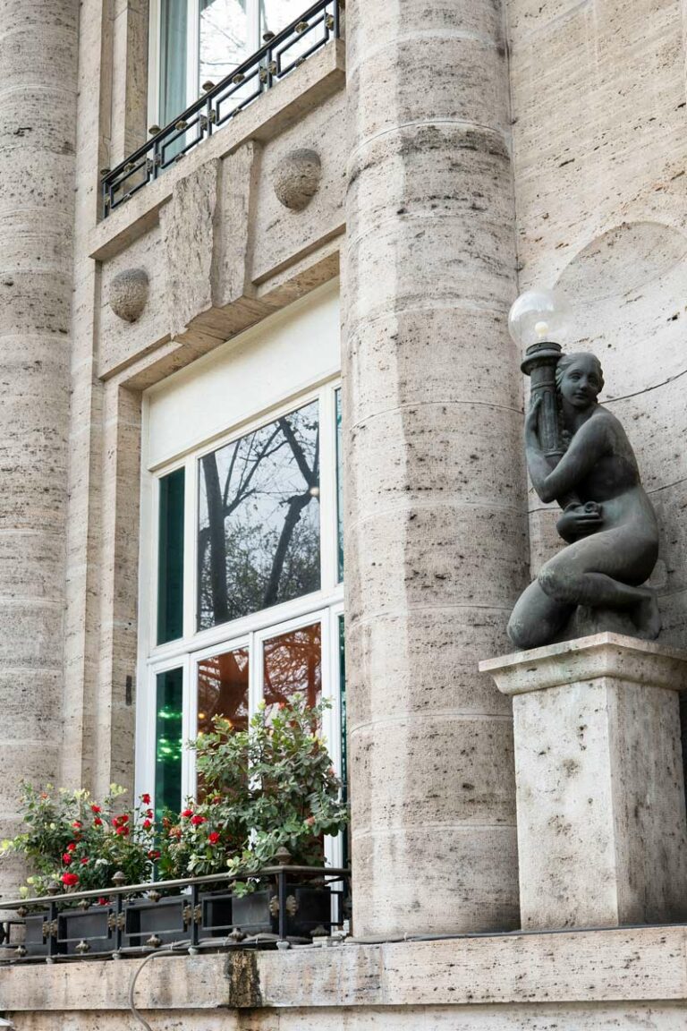 Fiori su davanzale vicino ad una statua