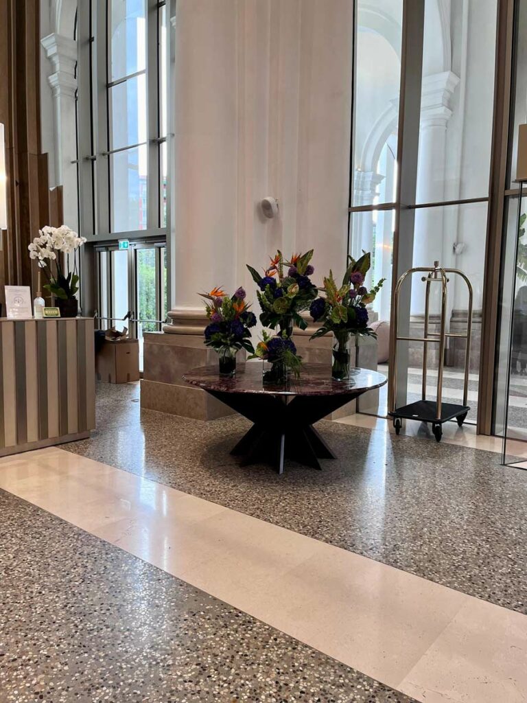 Decorazioni floreali su tavolo albergo